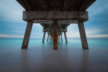 Uzun bir çekim ve deniz iskelesinin altı.