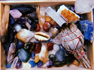 Bir kutu kristal taş, palo santo ve meditasyon için leke çubuğu.
