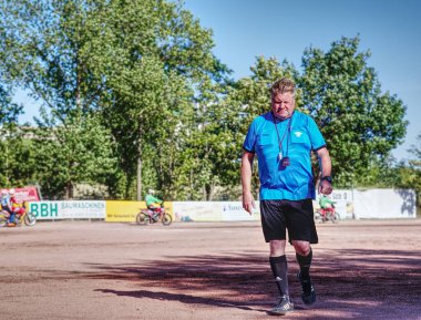 Motorsporu etkinliğinde mavi gömlekli bir erkek yargıç.
