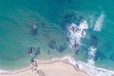 Küçük bir su akıntısı olan bir sahilin insansız hava görüntüsü.