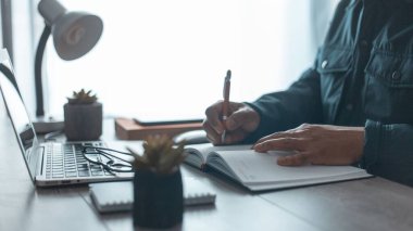 Ofis masasında çalışan bir adam.