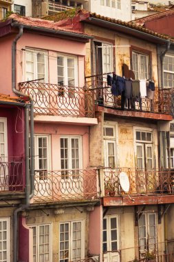 Balkonların dikey görüntüsü.