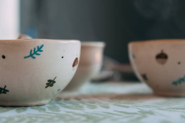 Masa örtüsünün üzerindeki güzel kahve fincanlarının seçici odağı