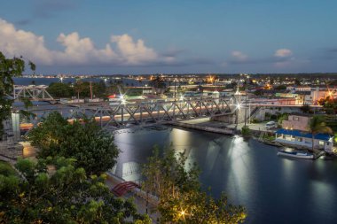 Matanzas, Küba 'daki Tirri köprüsü ve San Juan nehrinin havadan görüntüsü.