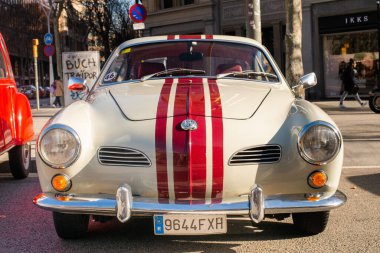Wolkswagen Karmann Ghia Barcelona 'daki Paseo de Gracia' da klasik araba sergisinde klasik ön cephe