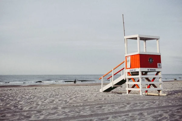 Červená Záchranná Kabina Písečné Pláži — Stock fotografie