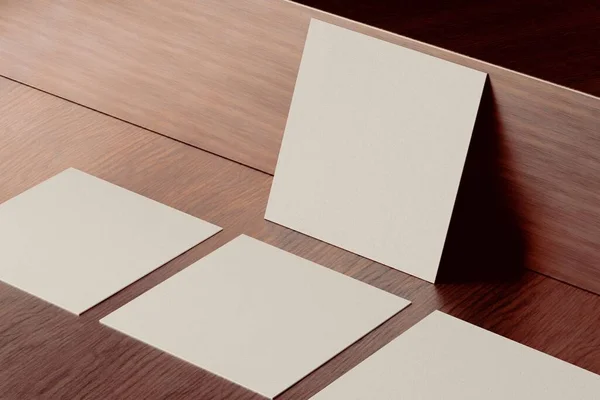 Tahta Kahverengi Masa Arkaplanındaki Beyaz Kare Şekilli Kağıt Kartvizit Modeli — Stok fotoğraf