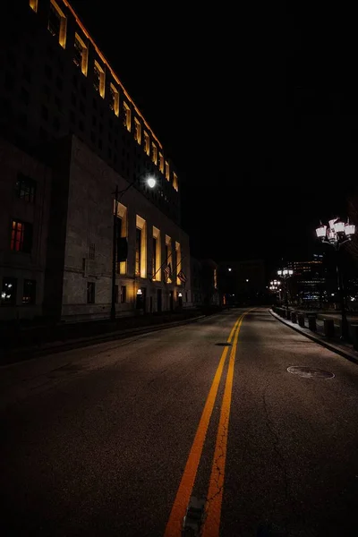 Tiro Vertical Uma Rua Vazia Perto Edifício Iluminado Noite — Fotografia de Stock