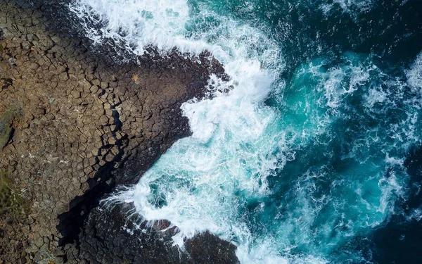 在澳大利亚的一个岩石海滩上 一个美丽的无人驾驶飞机拍摄到的泡沫般的绿松石海浪冲撞的景象 — 图库照片