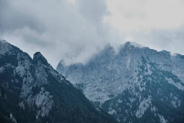 Pemandangan Indah Pegunungan Yang Tinggi Pada Hari Yang Mendung — Stok Foto