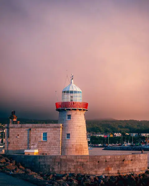 Tiro Vertical Farol Howth Contra Céu Nublado Rosa Dublin Irlanda — Fotografia de Stock