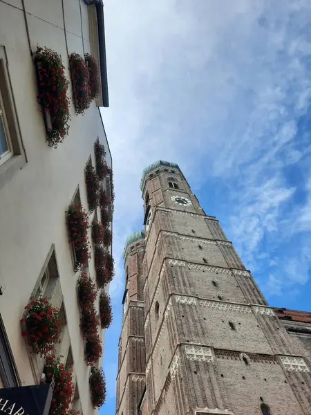 Ângulo Baixo Igreja Frauenkirche Contra Céu Azul Nublado Munique Alemanha — Fotografia de Stock