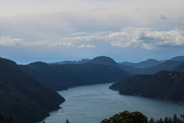 Een Betoverend Uitzicht Een Rivier Die Door Bergen Heuvels Loopt — Stockfoto