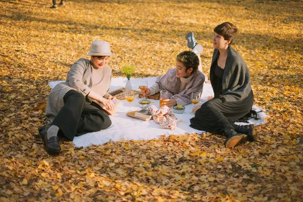 Grupa Kobiet Cieszących Się Jesiennym Piknikiem Yoyogi Park Tokio Japonia — Zdjęcie stockowe