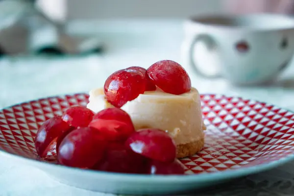 Primer Plano Postre Fresco Con Crema Uvas —  Fotos de Stock