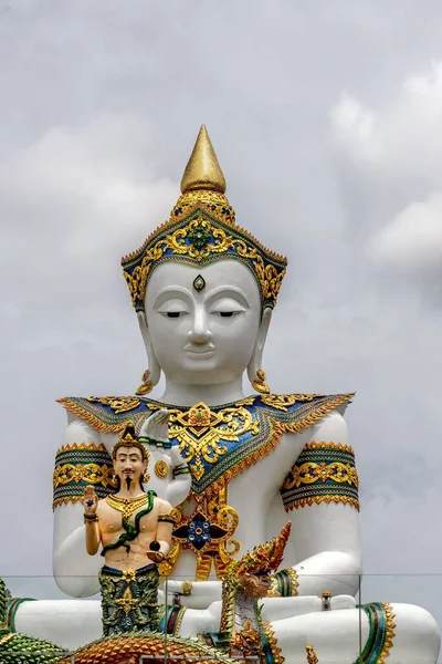 Plano Vertical Una Gran Estatua Buda Tailandés Con Decoraciones Doradas —  Fotos de Stock