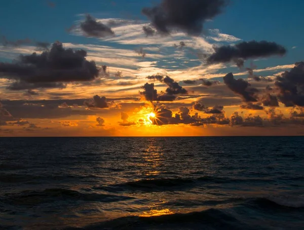 風光明媚な夕日でレディントンビーチの魅惑的な景色 — ストック写真