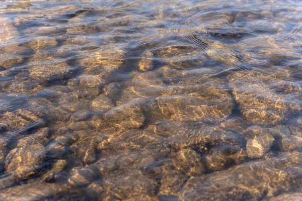 Eau Claire Transparente Lac Avec Des Roches Sur Fond — Photo