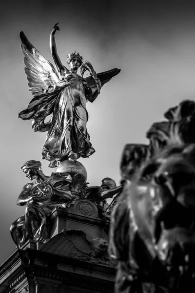 英国伦敦维多利亚女王纪念碑灰度雕像的低角 — 图库照片