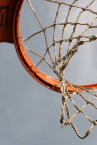 Nízký Úhel Vertikální Detailní Záběr Basketbalové Sítě Šedém Pozadí Oblohy — Stock fotografie