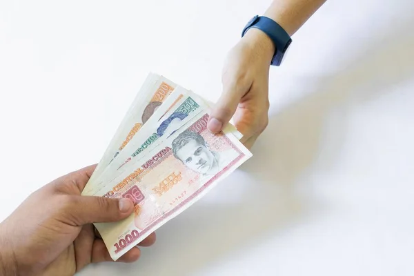 Primer Plano Una Persona Entregando Billetes Peso Cubano Efectivo Otra — Foto de Stock