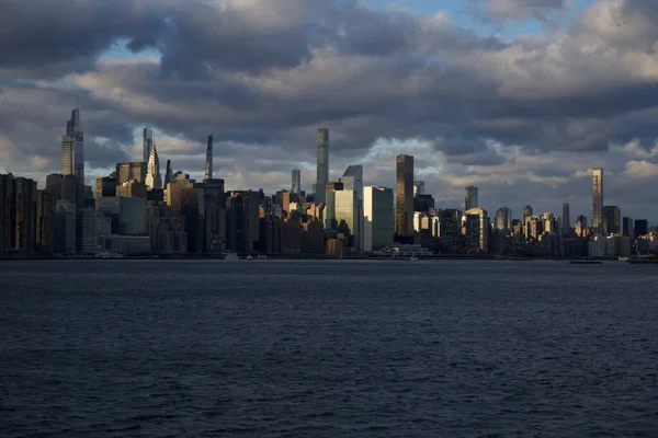 Havsutsikt Över Midtown Manhattan Skyskrapor Med Östra Floden Förgrunden Kvällen — Stockfoto