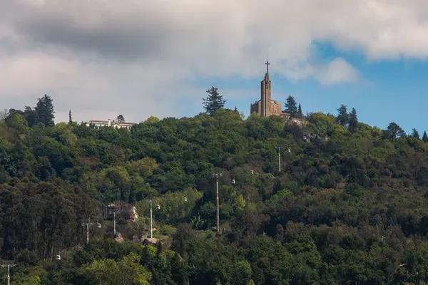 Eine Alte Kirche Auf Dem Grünen Hügel Guimaraes Portugal — Stockfoto