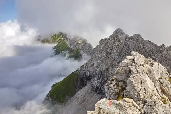 Bulutlar Sisle Kaplı Kayalık Bir Sıradağdan Güzel Bir Manzara — Stok fotoğraf