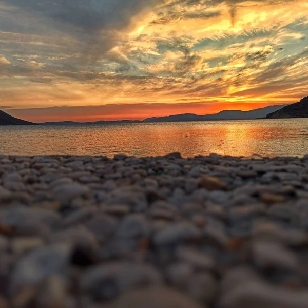 Gros Plan Beau Coucher Soleil Doré Sur Une Mer Avec — Photo