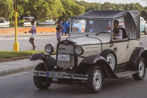 Egy Régi Ford Autó Áthajt Matanzas Utcáin Kubában — Stock Fotó