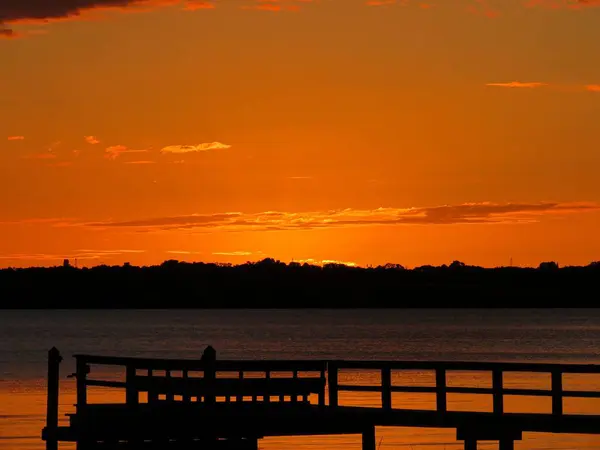 Una Puesta Sol Fascinante Una Hora Dorada Junto Mar Con — Foto de Stock