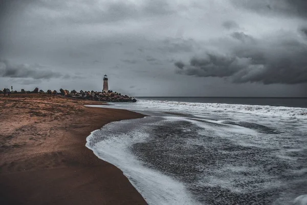 Eine Verregnete Meereslandschaft Und Ein Leuchtturm — Stockfoto