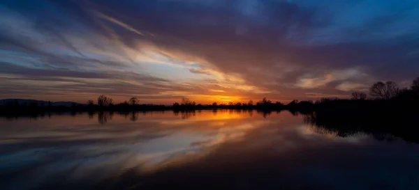 Belo Tiro Lago Refletindo Céu Por Sol — Fotografia de Stock