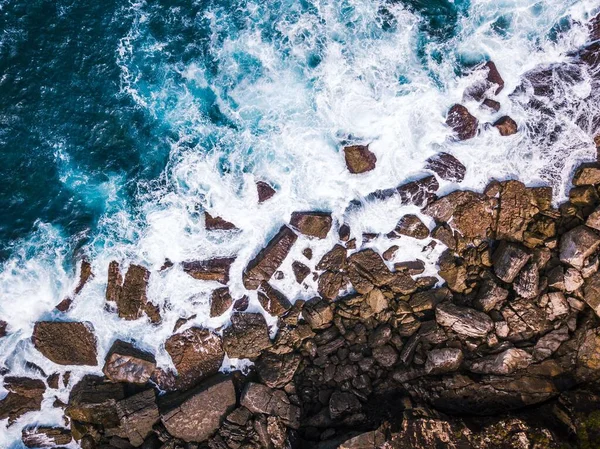 Een Lucht Zicht Van Schuimende Golven Crashen Rotsachtige Kust — Stockfoto