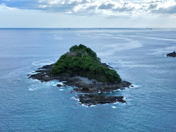 鸟瞰着一个小岛 岛上绿树成荫 四周环绕着广阔的海洋 — 图库照片