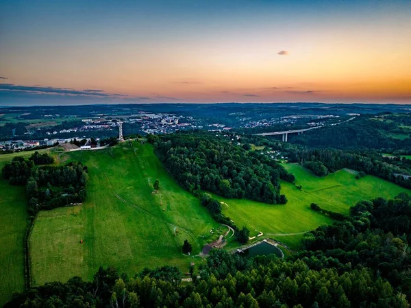 Flygbild Ett Grönt Fält Och Skog Med Bakgrunden Stad — Stockfoto