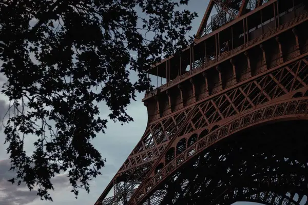 Niski Kąt Widzenia Dno Wieży Eiffla Znajduje Się Paryżu Francja — Zdjęcie stockowe