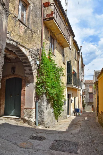 Een Verticaal Schot Van Een Smalle Straat Caiazzo Italië — Stockfoto