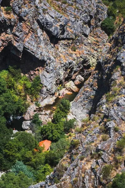 Una Vista Ipnotizzante Maestose Formazioni Rocciose Immerse Nel Verde — Foto Stock