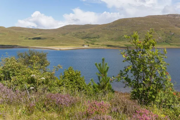 Nádherné Horské Jezero Obklopené Kopci Ostrov Skye Skotsko — Stock fotografie