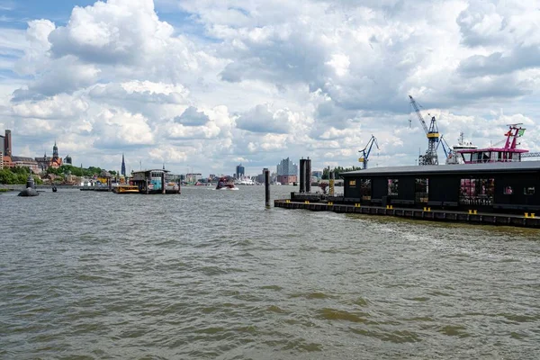 Havsutsikt Längs Floden Elbe Till Elbe Philharmonic Hall Elbphilharmonie Hamburgs — Stockfoto