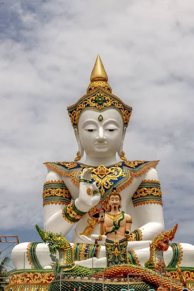 Vertikal Bild Stor Thailändsk Buddha Staty Med Gyllene Dekorationer — Stockfoto