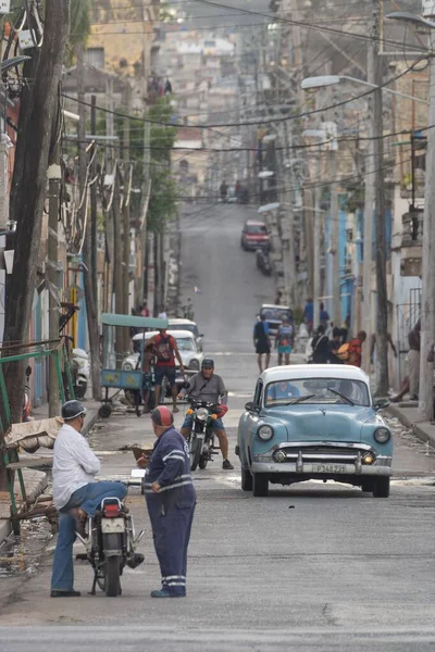 쿠바의 단사에서 노후된 행인들이 지나가는 거리의 — 스톡 사진