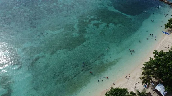 Αεροφωτογραφία Των Ανθρώπων Που Χαλαρώνουν Στην Αμμώδη Παραλία — Φωτογραφία Αρχείου