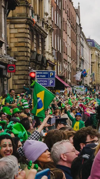 Uma Vertical Uma Multidão Nas Ruas Com Bandeira Brasil Dublin — Fotografia de Stock