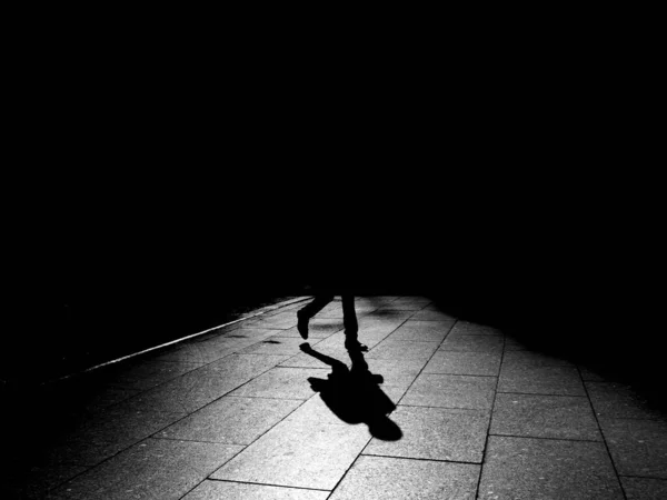 Die Silhouette Eines Wandelnden Mannes Mit Einem Schatten Seines Körpers — Stockfoto