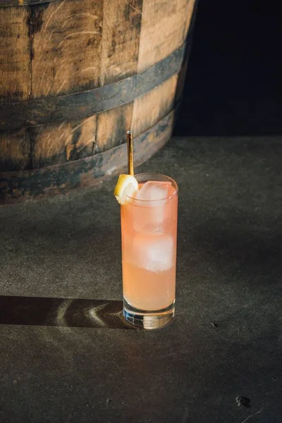 Iskall Rosa Lemonad Dryck Högt Glas Betonggolv Bredvid Whisky Bar — Stockfoto