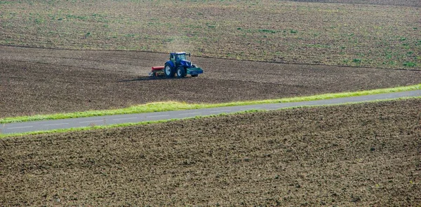 Lkbaharda Traktör Yetiştirme Alanının Yüksek Açılı Çekimi — Stok fotoğraf