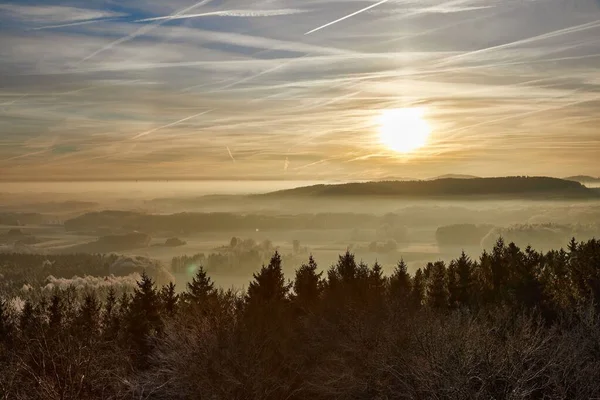 Hermosa Puesta Sol Con Cielo Nublado Sobre Campo Hora Sombría —  Fotos de Stock