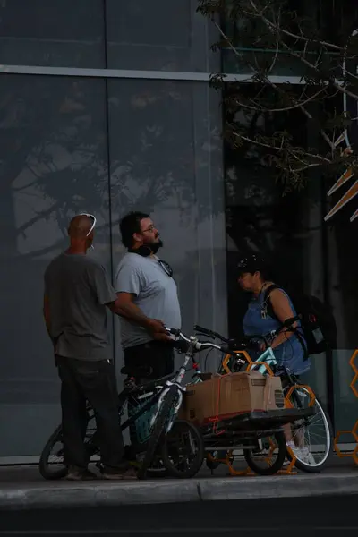 自転車の横に立っている人の垂直ショット — ストック写真